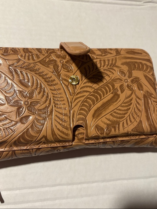Embossed Tan Leather Wallet Purse Wristlet NWOT Unbranded - Picture 3 of 5